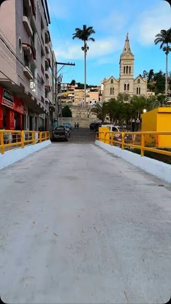 Rua do centro de Inhapim MG subindo em direção à igreja matriz, com comércio dos dois lados